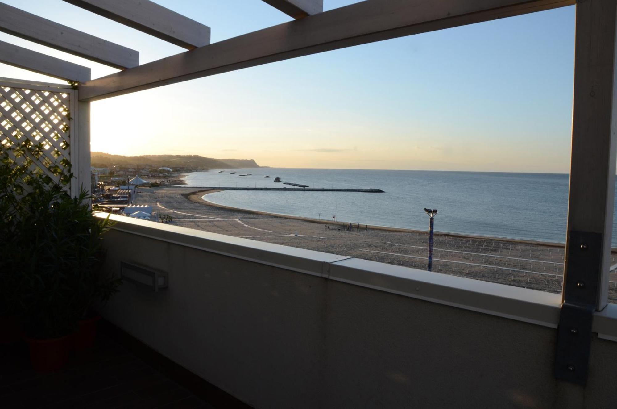 Hotel Astoria à Pesaro Extérieur photo